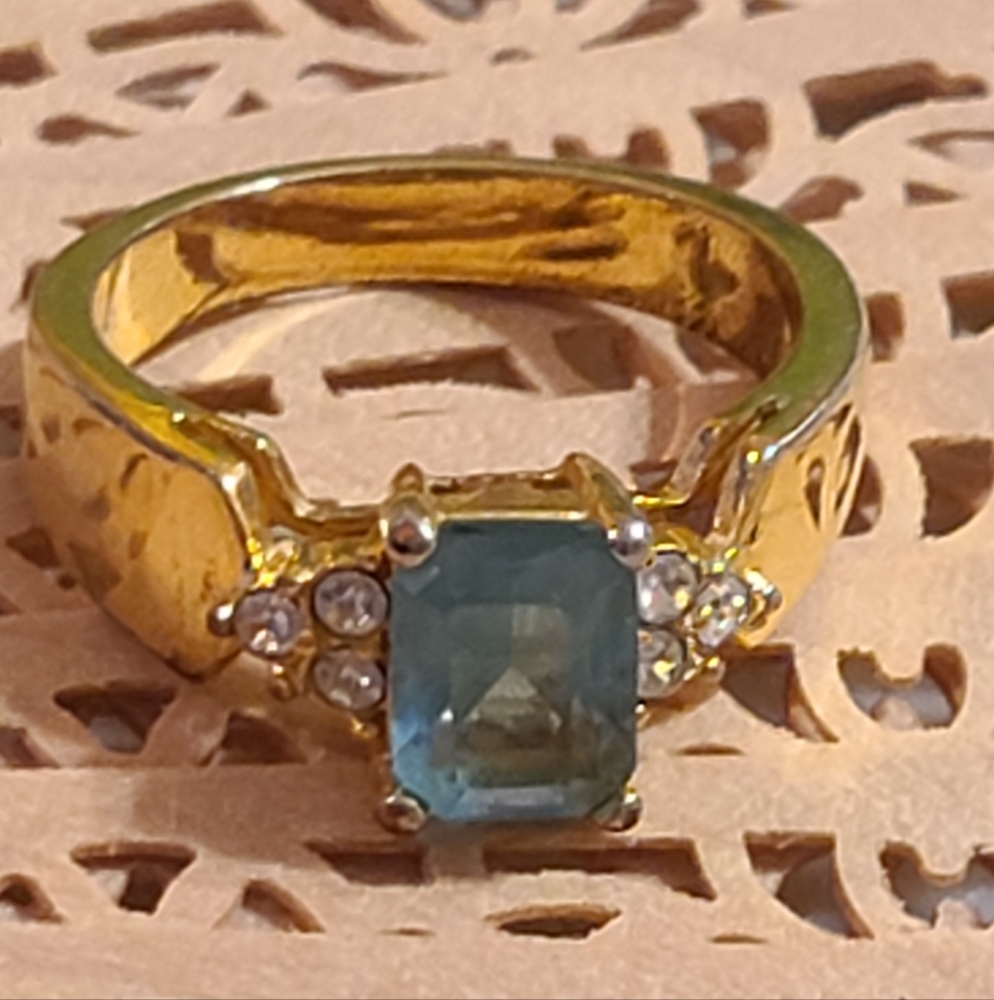 Elegant Gold and Blue Gemstone Ring Size 8